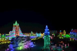 梦幻灯光秀下的璀璨城堡