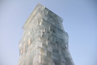 高耸透明建筑外观展示