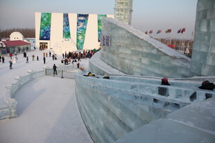 冰雪世界中的热闹场景