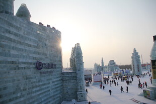 冰雪城堡景观 游人漫步