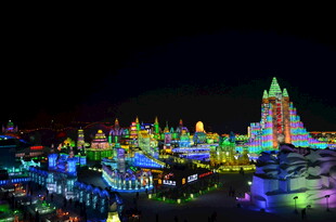 梦幻璀璨的夜间城堡景观