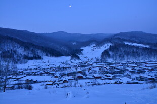 雪夜山村美景