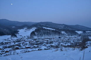 雪覆山村夜景 静谧美好