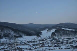 雪覆山村 暮色中的宁静美景