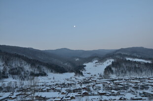 冬日雪野山间美景
