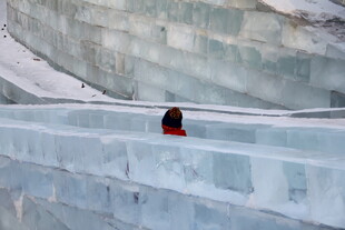 人置身于冰砌空间中