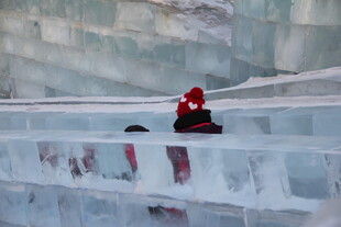 冰雕景观中玩耍的红衣人