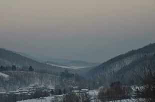 冬日山峦雪景图