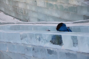 工人于冰面进行作业