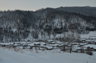 冬日雪覆山村美景