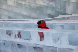 冰雕中穿红衣的观赏者