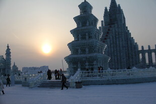 夕阳下的冰雪城堡景观