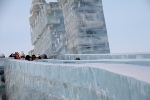 壮观冰雕前的游客身影