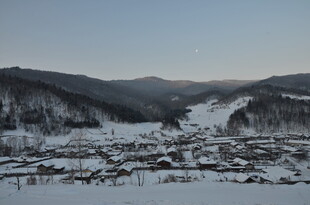 冬日雪覆山村美景