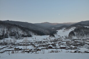 冬日雪覆山村美景