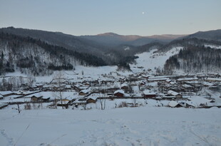 冬日雪覆山村美景