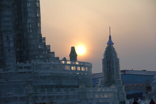 夕阳下的宏伟建筑景观