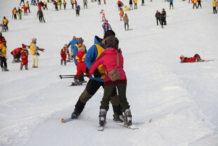 滑雪场上热闹的滑雪人群