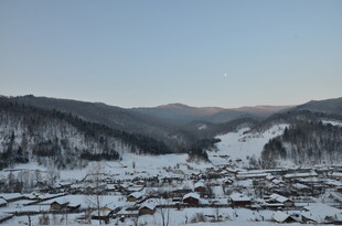 冬日雪覆山村美景