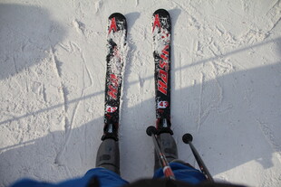 雪地中的双板滑雪装备