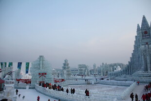 冰雪城堡前的欢乐人群