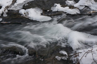 冬日溪流覆雪景象