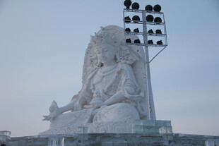 巨大佛像及周边照明设施