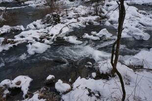 冬日溪流覆雪景象