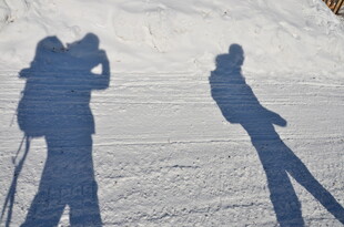 雪地上的滑雪者影子