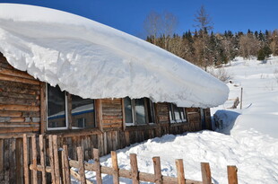 雪覆木屋的冬日乡村景象