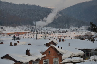 雪覆山村 袅袅炊烟映冬景