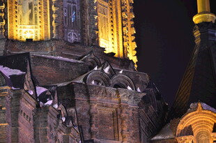 夜晚宏伟建筑雕塑景观