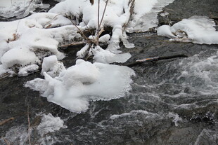 溪流中残雪与流水景象