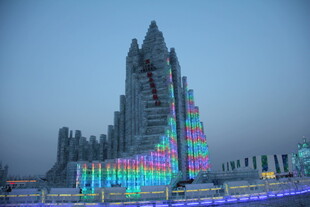 梦幻灯光下的独特建筑