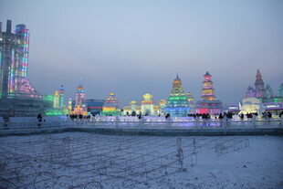 冰雪世界中的绚丽彩灯景观