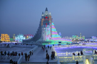 冰雪世界的梦幻灯光景观