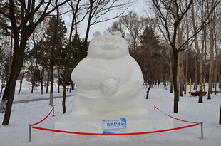 巨大雪人亮相户外雪地
