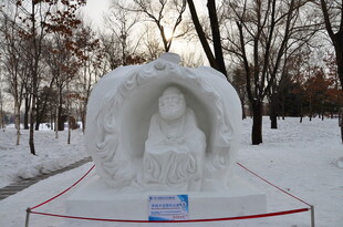 雪地中的精美雪雕作品