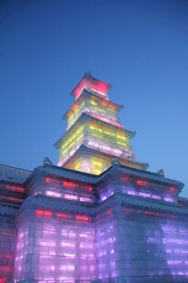 绚丽灯光下的宏伟建筑