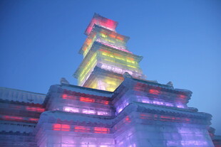 梦幻灯光下的绚丽塔楼