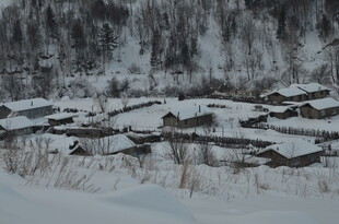 雪覆山村美景