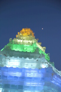 彩色灯光映照下的建筑顶部