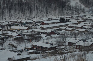 雪覆山村美景
