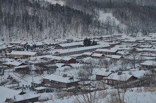 雪覆山村美景