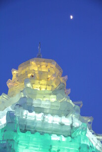 冰雕建筑映于夜空