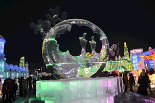 梦幻冰雕夜景吸引众人观赏