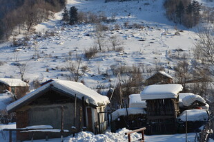 雪覆山村景象