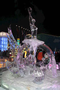 夜晚喷泉雕塑 水花灵动
