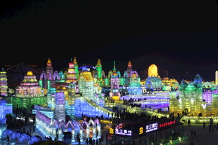 梦幻璀璨的夜间城堡景观