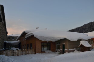 雪覆木屋的冬日山居景象